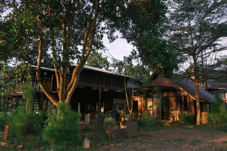 An Trú Bên Hồ Ngọc